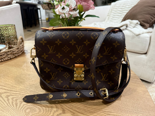 Pre-Owned Louis Vuitton Pochette Metis Monogram Canvas