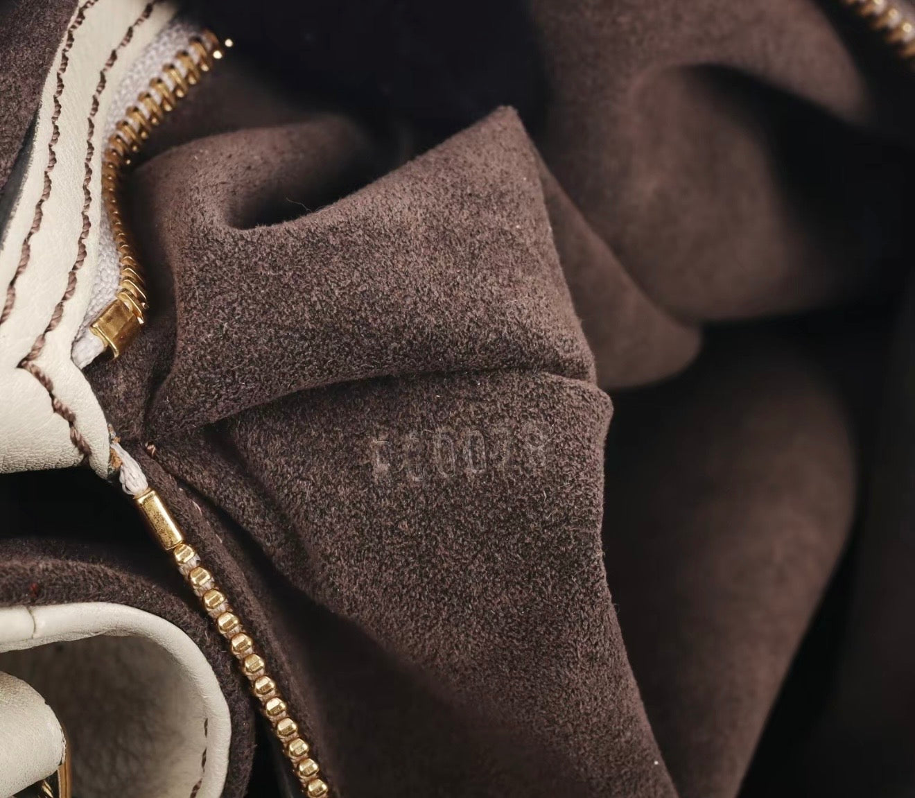 Pre-Owned Louis Vuitton XL Hobo Mahina Leather